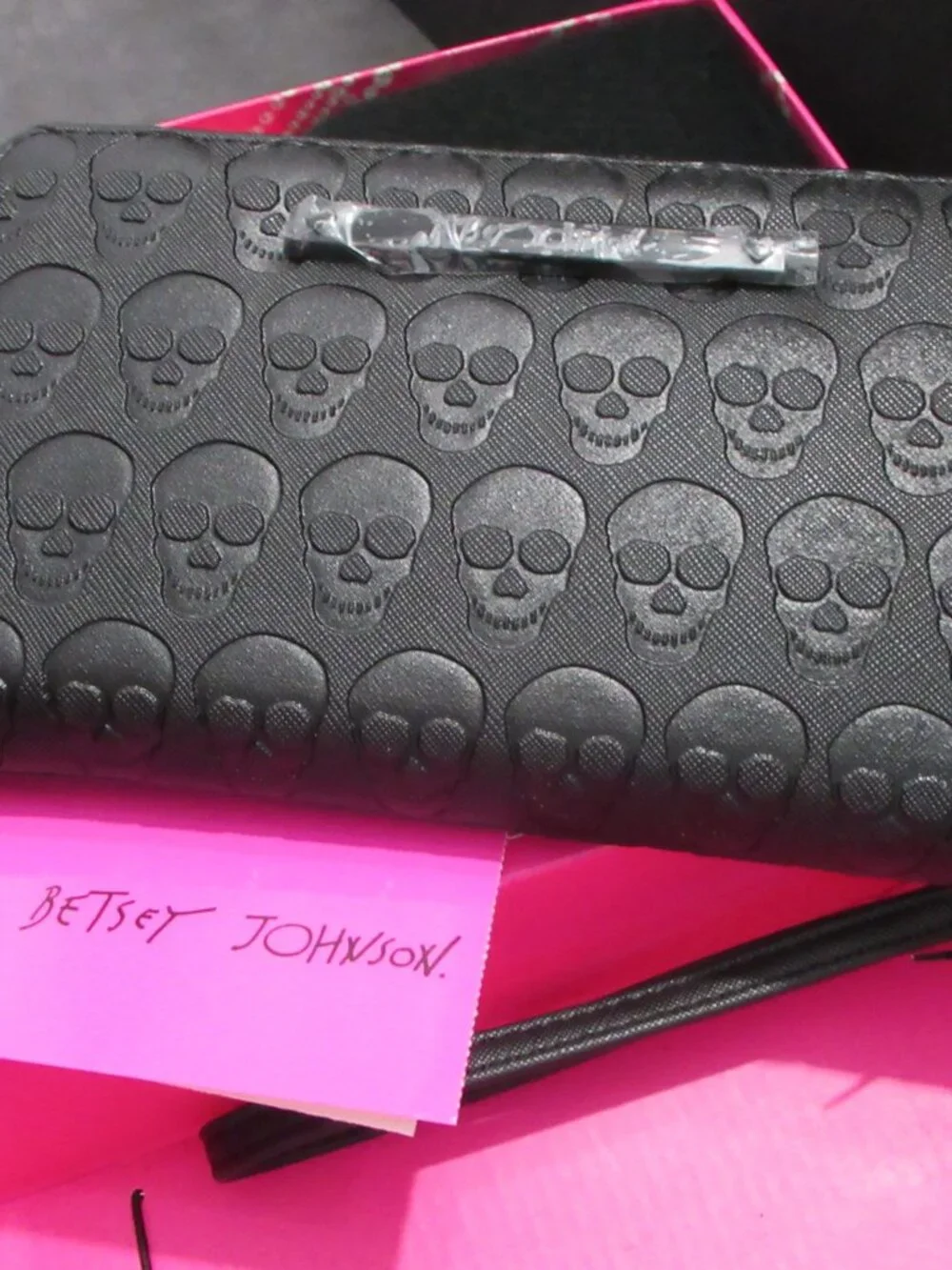 NIB Betsey Johnson 2pc Gift Set, Scarf & Embossed Skull Wallet Black Zip Around
